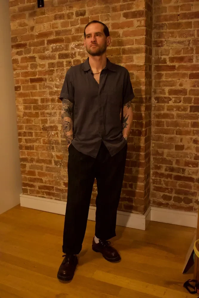 Full body summer outfit with short-sleeve button-up shirt